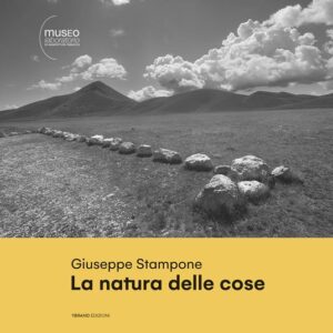 Copertina del libro 'La natura delle cose' di Giuseppe Stampone, pubblicato da Ybrand Edizioni. Nella parte superiore, una fotografia in bianco e nero raffigura un paesaggio montano con cielo nuvoloso e una fila di pietre disposte a serpentina su un prato. In basso, su sfondo giallo, sono riportati il nome dell'autore e il titolo del libro in nero. In alto a sinistra è presente il logo del Museo Laboratorio di Città Sant'Angelo. Catalogo della mostra di Giuseppe Stampone, La natura delle cose, a cura di Enzo De Leonibus, tenutasi dal 17 giugno al 6 agosto 2023 al Museolaboratorio - Ex Manifattura Tabacchi di Città Sant'Angelo (Pe). Progetto vincitore di PAC2021 – Piano per l’Arte Contemporanea, promosso dalla Direzione Generale Creatività Contemporanea del Ministero della Cultura.